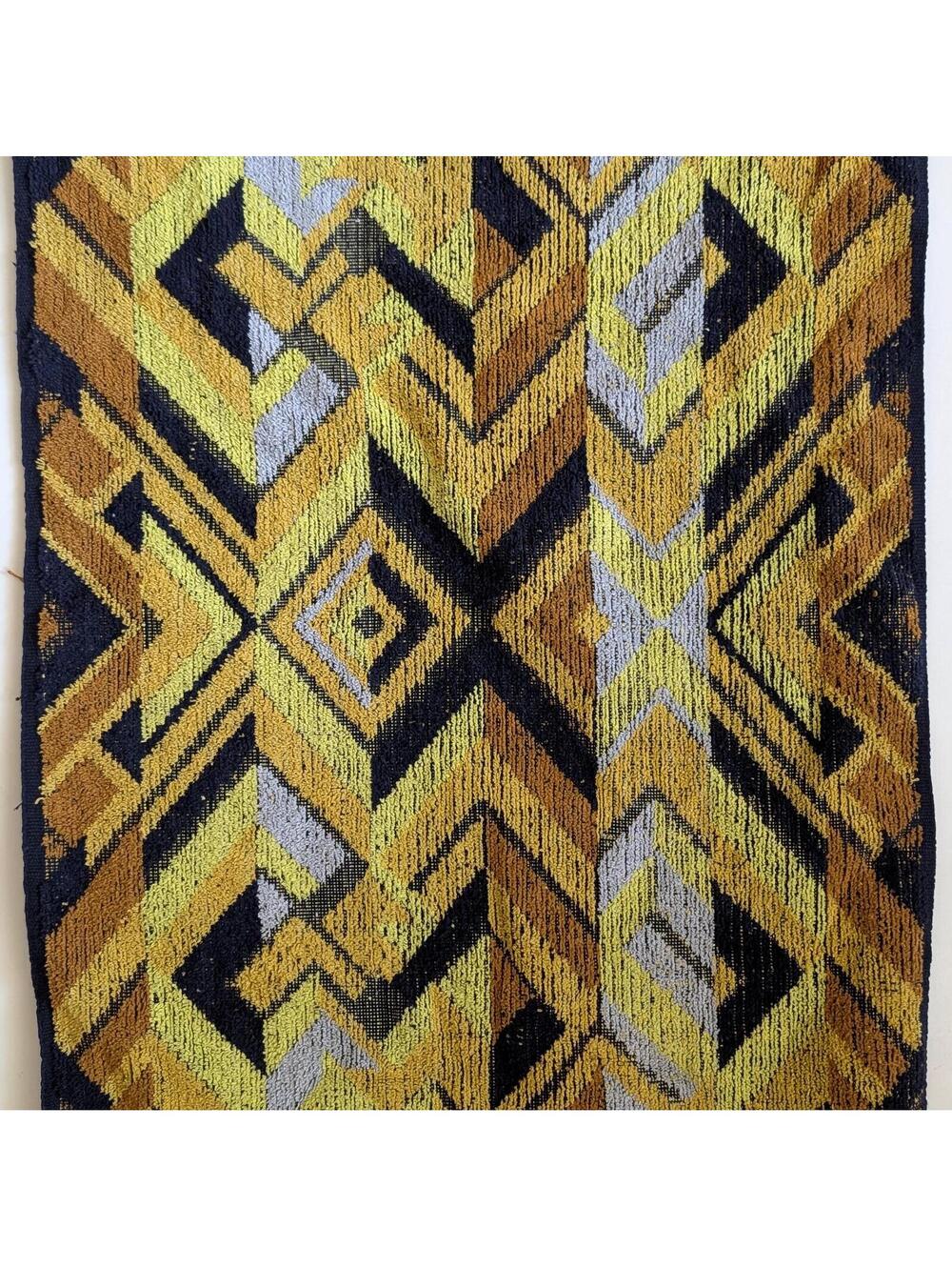 Vintage Cannon Royal Family Hand Towel with Vivid Geometric Pattern - Picture 4 of 7